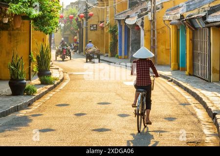 Hoi an (Hoian), Vietnam - 12. April 2018: Morgenblick auf die gemütliche Straße mit Blumen. Malerische traditionelle gelbe Häuser. Stockfoto