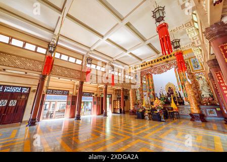 Nha Trang, Vietnam - 9. April 2015: Wunderbarer Innenblick der Long-Son-Pagode in der Provinz Khanh Hoa. Fantastisches Inneres des buddhistischen Tempels. Stockfoto