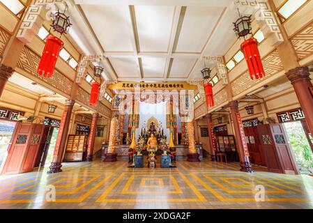 Nha Trang, Vietnam - 9. April 2015: Wunderbarer Innenblick der Long-Son-Pagode in der Provinz Khanh Hoa. Fantastisches Inneres des buddhistischen Tempels. Stockfoto