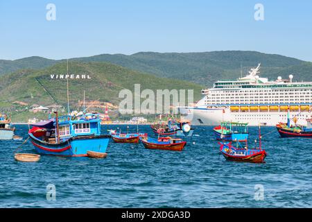 Nha Trang, Vietnam - 20. September 2015: Fantastischer Blick auf das Kreuzfahrtschiff und die traditionellen vietnamesischen Fischerboote in der Nha Trang Bay. Stockfoto