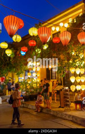 Hoi an (Hoian), Vietnam - 11. April 2018: Wunderbarer Abendblick auf die alte gemütliche Fußgängerzone mit traditionellen bunten Seidenlaternen. Stockfoto