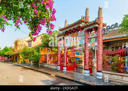 Hoi an (Hoian), Vietnam - 12. April 2018: Morgenblick auf die gemütliche Straße mit Blumen. Malerische traditionelle gelbe Häuser. Stockfoto