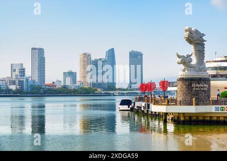 Da Nang (Danang), Vietnam - 15. April 2018: Fantastischer Blick auf den Fluss Han und den DHC-Hafen. Wolkenkratzer spiegeln sich im Wasser. Stockfoto