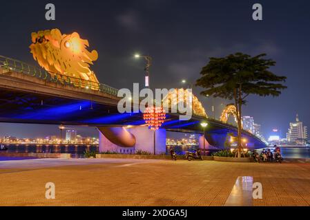 Da Nang (Danang), Vietnam - 14. April 2018: Nächtlicher Blick auf die Drachenbrücke (Cau Rong) über den Fluss Han in der Innenstadt. Stockfoto