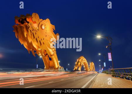 Da Nang (Danang), Vietnam - 14. April 2018: Nächtlicher Blick auf die Drachenbrücke (Cau Rong) über den Fluss Han in der Innenstadt. Stockfoto