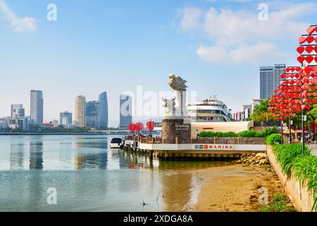 Da Nang (Danang), Vietnam - 15. April 2018: Fantastischer Blick auf den Fluss Han und den DHC-Hafen. Wolkenkratzer spiegeln sich im Wasser. Stockfoto