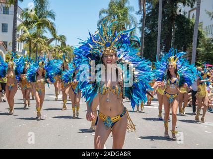 Santa Barbara, Kalifornien, USA. Juni 2025. Verrückte und skurrile, menschenbetriebene Wagen, ungewöhnliche Kostüme, bunte Tänzer, Musiker und andere nehmen an der 50. Santa Barbara Solstice Parade Teil, Teil der dreitägigen Sommersonnenfeier, deren Thema dieses Jahr „Flights of Fancy“ lautet. Die Sonnenwende, die größte Kunstveranstaltung im Santa Barbara County, zieht schätzungsweise 100.000 Menschen an. (Kreditbild: © PJ Heller/ZUMA Press Wire) NUR REDAKTIONELLE VERWENDUNG! Nicht für kommerzielle ZWECKE! Quelle: ZUMA Press, Inc./Alamy Live News Stockfoto