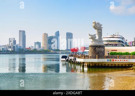 Da Nang (Danang), Vietnam - 15. April 2018: Fantastischer Blick auf den Fluss Han und den DHC-Hafen. Wolkenkratzer spiegeln sich im Wasser. Stockfoto