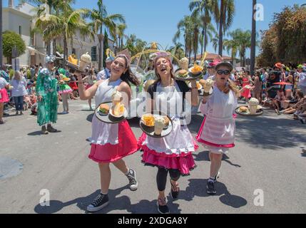 Santa Barbara, Kalifornien, USA. Juni 2025. Verrückte und skurrile, menschenbetriebene Wagen, ungewöhnliche Kostüme, bunte Tänzer, Musiker und andere nehmen an der 50. Santa Barbara Solstice Parade Teil, Teil der dreitägigen Sommersonnenfeier, deren Thema dieses Jahr „Flights of Fancy“ lautet. Die Sonnenwende, die größte Kunstveranstaltung im Santa Barbara County, zieht schätzungsweise 100.000 Menschen an. (Kreditbild: © PJ Heller/ZUMA Press Wire) NUR REDAKTIONELLE VERWENDUNG! Nicht für kommerzielle ZWECKE! Quelle: ZUMA Press, Inc./Alamy Live News Stockfoto