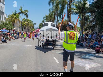 Santa Barbara, Kalifornien, USA. Juni 2025. Verrückte und skurrile, menschenbetriebene Wagen, ungewöhnliche Kostüme, bunte Tänzer, Musiker und andere nehmen an der 50. Santa Barbara Solstice Parade Teil, Teil der dreitägigen Sommersonnenfeier, deren Thema dieses Jahr „Flights of Fancy“ lautet. Die Sonnenwende, die größte Kunstveranstaltung im Santa Barbara County, zieht schätzungsweise 100.000 Menschen an. (Kreditbild: © PJ Heller/ZUMA Press Wire) NUR REDAKTIONELLE VERWENDUNG! Nicht für kommerzielle ZWECKE! Quelle: ZUMA Press, Inc./Alamy Live News Stockfoto