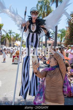 Santa Barbara, Kalifornien, USA. Juni 2025. Verrückte und skurrile, menschenbetriebene Wagen, ungewöhnliche Kostüme, bunte Tänzer, Musiker und andere nehmen an der 50. Santa Barbara Solstice Parade Teil, Teil der dreitägigen Sommersonnenfeier, deren Thema dieses Jahr „Flights of Fancy“ lautet. Die Sonnenwende, die größte Kunstveranstaltung im Santa Barbara County, zieht schätzungsweise 100.000 Menschen an. (Kreditbild: © PJ Heller/ZUMA Press Wire) NUR REDAKTIONELLE VERWENDUNG! Nicht für kommerzielle ZWECKE! Quelle: ZUMA Press, Inc./Alamy Live News Stockfoto