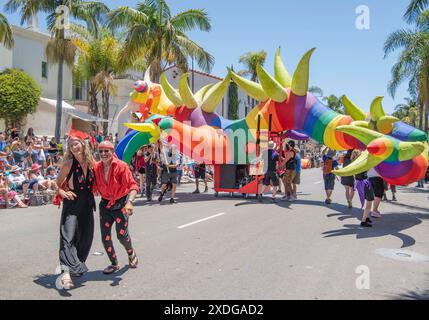 Santa Barbara, Kalifornien, USA. Juni 2025. Verrückte und skurrile, menschenbetriebene Wagen, ungewöhnliche Kostüme, bunte Tänzer, Musiker und andere nehmen an der 50. Santa Barbara Solstice Parade Teil, Teil der dreitägigen Sommersonnenfeier, deren Thema dieses Jahr „Flights of Fancy“ lautet. Die Sonnenwende, die größte Kunstveranstaltung im Santa Barbara County, zieht schätzungsweise 100.000 Menschen an. (Kreditbild: © PJ Heller/ZUMA Press Wire) NUR REDAKTIONELLE VERWENDUNG! Nicht für kommerzielle ZWECKE! Quelle: ZUMA Press, Inc./Alamy Live News Stockfoto