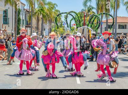 Santa Barbara, Kalifornien, USA. Juni 2025. Verrückte und skurrile, menschenbetriebene Wagen, ungewöhnliche Kostüme, bunte Tänzer, Musiker und andere nehmen an der 50. Santa Barbara Solstice Parade Teil, Teil der dreitägigen Sommersonnenfeier, deren Thema dieses Jahr „Flights of Fancy“ lautet. Die Sonnenwende, die größte Kunstveranstaltung im Santa Barbara County, zieht schätzungsweise 100.000 Menschen an. (Kreditbild: © PJ Heller/ZUMA Press Wire) NUR REDAKTIONELLE VERWENDUNG! Nicht für kommerzielle ZWECKE! Quelle: ZUMA Press, Inc./Alamy Live News Stockfoto