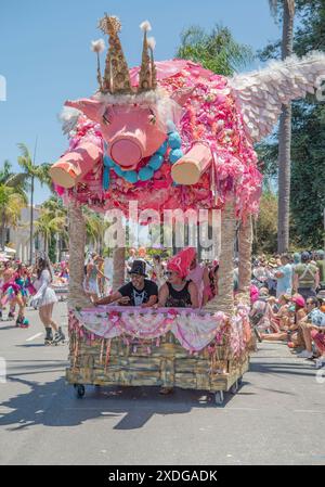 Santa Barbara, Kalifornien, USA. Juni 2025. Verrückte und skurrile, menschenbetriebene Wagen, ungewöhnliche Kostüme, bunte Tänzer, Musiker und andere nehmen an der 50. Santa Barbara Solstice Parade Teil, Teil der dreitägigen Sommersonnenfeier, deren Thema dieses Jahr „Flights of Fancy“ lautet. Die Sonnenwende, die größte Kunstveranstaltung im Santa Barbara County, zieht schätzungsweise 100.000 Menschen an. (Kreditbild: © PJ Heller/ZUMA Press Wire) NUR REDAKTIONELLE VERWENDUNG! Nicht für kommerzielle ZWECKE! Quelle: ZUMA Press, Inc./Alamy Live News Stockfoto