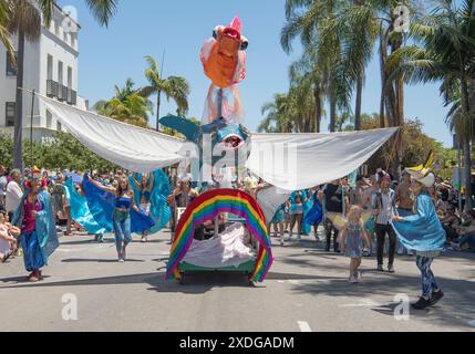 Santa Barbara, Kalifornien, USA. Juni 2025. Verrückte und skurrile, menschenbetriebene Wagen, ungewöhnliche Kostüme, bunte Tänzer, Musiker und andere nehmen an der 50. Santa Barbara Solstice Parade Teil, Teil der dreitägigen Sommersonnenfeier, deren Thema dieses Jahr „Flights of Fancy“ lautet. Die Sonnenwende, die größte Kunstveranstaltung im Santa Barbara County, zieht schätzungsweise 100.000 Menschen an. (Kreditbild: © PJ Heller/ZUMA Press Wire) NUR REDAKTIONELLE VERWENDUNG! Nicht für kommerzielle ZWECKE! Quelle: ZUMA Press, Inc./Alamy Live News Stockfoto