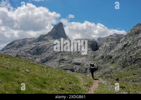 Trekking unter Maja E Harapit, das albanische Matterhorn, Peaks of the Balkans Trail, verfluchte Berge, Albanien Stockfoto