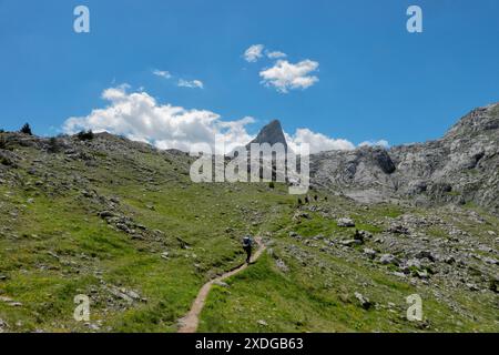 Trekking unter Maja E Harapit, das albanische Matterhorn, Peaks of the Balkans Trail, verfluchte Berge, Albanien Stockfoto