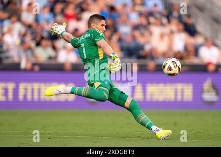Chester, Pennsylvania, USA. Juni 2024. Charlotte FC Goalie Kristijan Kahlina (1) tritt den Ball in der ersten Hälfte eines MLS-Spiels gegen die Philadelphia Union im Subaru Park in Chester, Pennsylvania. Kyle Rodden/CSM/Alamy Live News Stockfoto
