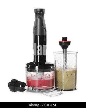 Stabmixer-Kit und Mischungen von Zutaten, isoliert auf weiß Stockfoto