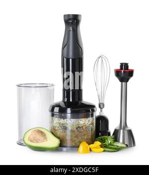 Stabmixer-Kit und frische Produkte, isoliert auf weiß Stockfoto