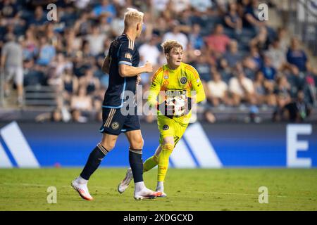 Chester, Pennsylvania, USA. Juni 2024. Der Philadelphia Union Torwart Andrew Rick spielt mit dem Ball in der zweiten Hälfte eines MLS-Spiels gegen Charlotte FC im Subaru Park in Chester, Pennsylvania. Kyle Rodden/CSM/Alamy Live News Stockfoto