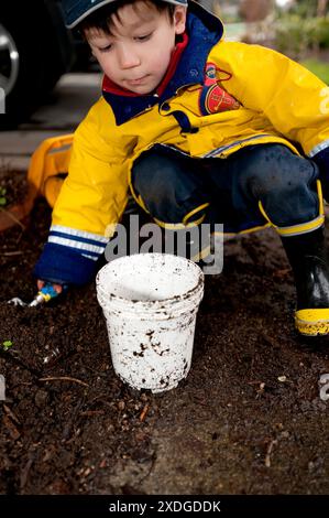 Junge, der im Dreck spielt. Stockfoto