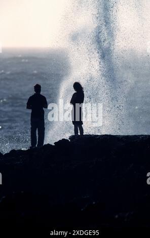 2 Personen stehen vor einem Blowhole, Quobba, Western Australia Stockfoto