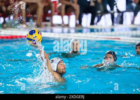 Rom, Italien. Juni 2024. Alessandro Velotto aus Italien wurde während des Freundschaftsspiels zwischen Italien und Frankreich bei der 60. Internationalen Schwimmmeisterschaft von Settecolli im Stadio del Nuoto Foro Italico in Aktion genommen. Die italienische Nationalmannschaft schlägt Frankreich mit 10:5. Quelle: SOPA Images Limited/Alamy Live News Stockfoto