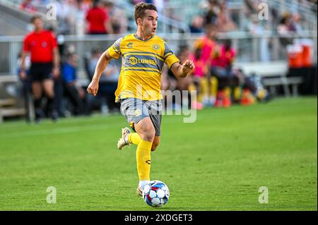 Cary, North Carolina, USA. Juni 2024. Pittsburgh Riverhounds SC Mittelfeldspieler ROBBIE MERTZ sprintet ins Netz. North Carolina FC war Gastgeber des Pittsburgh Riverhounds SC im WakeMed Soccer Park in Cary, NC. (Kreditbild: © Patrick Magoon/ZUMA Press Wire) NUR REDAKTIONELLE VERWENDUNG! Nicht für kommerzielle ZWECKE! Stockfoto