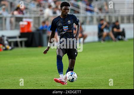 Cary, North Carolina, USA. Juni 2024. North Carolina FC-Verteidiger LAMAR BATISTA wird an einen offenen Teamkollegen in der Nähe des Mittelfelds übergeben. North Carolina FC war Gastgeber des Monterey Bay FC im WakeMed Soccer Park in Cary, NC. (Kreditbild: © Patrick Magoon/ZUMA Press Wire) NUR REDAKTIONELLE VERWENDUNG! Nicht für kommerzielle ZWECKE! Stockfoto