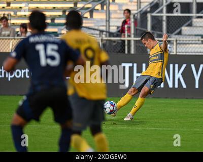 Cary, North Carolina, USA. Juni 2024. Pittsburgh Riverhounds SC Mittelfeldspieler ROBBIE MERTZ gibt einen Freistoß. North Carolina FC war Gastgeber des Pittsburgh Riverhounds SC im WakeMed Soccer Park in Cary, NC. (Kreditbild: © Patrick Magoon/ZUMA Press Wire) NUR REDAKTIONELLE VERWENDUNG! Nicht für kommerzielle ZWECKE! Stockfoto