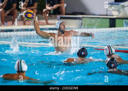 Rom, Italien. Juni 2024. Giacomo Cannella aus Italien wurde während des Freundschaftsspiels zwischen Italien und Frankreich bei der 60. Internationalen Schwimmmeisterschaft von Settecolli im Stadio del Nuoto Foro Italico in Aktion genommen. Die italienische Nationalmannschaft schlägt Frankreich mit 10:5. (Foto: Davide Di Lalla/SOPA Images/SIPA USA) Credit: SIPA USA/Alamy Live News Stockfoto