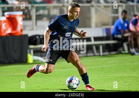 Cary, North Carolina, USA. Juni 2024. Der North Carolina FC-Stürmer RAFA MENTZINGEN ist zurückgeschnitten, um die Kontrolle über den Ball zu behalten. North Carolina FC war Gastgeber des Pittsburgh Riverhounds SC im WakeMed Soccer Park in Cary, NC. (Kreditbild: © Patrick Magoon/ZUMA Press Wire) NUR REDAKTIONELLE VERWENDUNG! Nicht für kommerzielle ZWECKE! Stockfoto