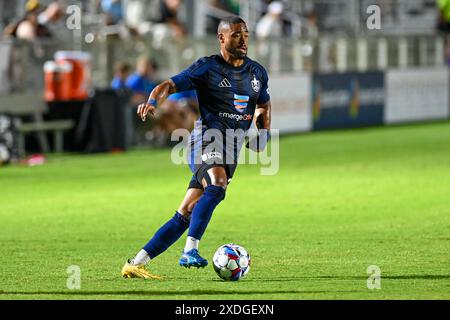 Cary, North Carolina, USA. Juni 2024. North Carolina FC Defender SHAFT BREWER JR. Sprintet zur Mitte des Spielfelds. North Carolina FC war Gastgeber des Pittsburgh Riverhounds SC im WakeMed Soccer Park in Cary, NC. (Kreditbild: © Patrick Magoon/ZUMA Press Wire) NUR REDAKTIONELLE VERWENDUNG! Nicht für kommerzielle ZWECKE! Stockfoto