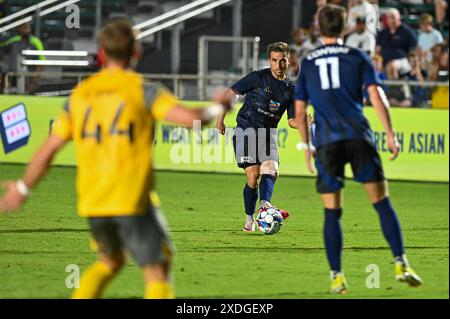 Cary, North Carolina, USA. Juni 2024. North Carolina FC Mittelfeldspieler LOUIS PEREZ geht an einen offenen Teamkollegen. North Carolina FC war Gastgeber des Monterey Bay FC im WakeMed Soccer Park in Cary, NC. (Kreditbild: © Patrick Magoon/ZUMA Press Wire) NUR REDAKTIONELLE VERWENDUNG! Nicht für kommerzielle ZWECKE! Stockfoto