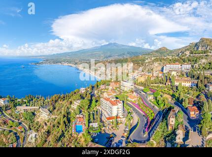 Landschaft mit Ätna-Vulkan und Taormina-Stadt mit Panoramablick auf Sizilien, Italien Stockfoto