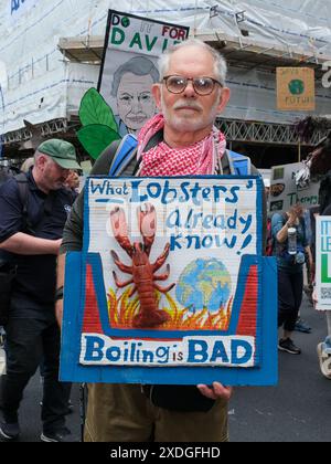 London, UK, 22. Juni 2024. Tausende von Menschen nehmen an dem „Restore Nature Now march“ Teil, an dem Vertreter von über 300 Wohltätigkeitsorganisationen und direkten Aktionsgruppen in Westminster aktiv werden, um Maßnahmen zu dringlichen Klimaproblemen wie Wasserverschmutzung und gefährdeten Arten zu ergreifen. Quelle: Eleventh Photography/Alamy Live News Stockfoto