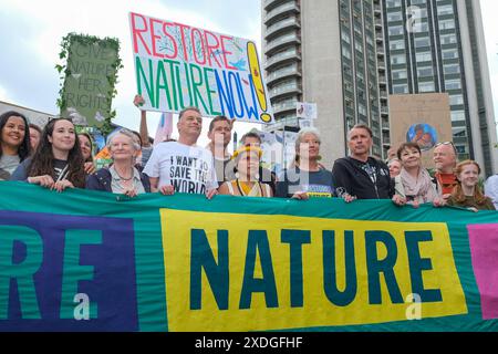 London, UK, 22. Juni 2024. Tausende von Menschen nehmen an dem „Restore Nature Now march“ Teil, an dem Vertreter von über 300 Wohltätigkeitsorganisationen und direkten Aktionsgruppen in Westminster aktiv werden, um Maßnahmen zu dringlichen Klimaproblemen wie Wasserverschmutzung und gefährdeten Arten zu ergreifen. Quelle: Eleventh Photography/Alamy Live News Stockfoto