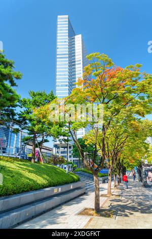 Seoul, Südkorea - 14. Oktober 2017: Herrlicher Herbstblick auf die Yeongdong-daero Street im Bezirk Gangnam. Tolle Herbststadt. Stockfoto