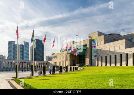 Seoul, Südkorea - 14. Oktober 2017: Fantastischer Blick auf das war Memorial of Korea. Touristen und Anwohner, die auf dem Außengelände spazieren gehen. Stockfoto