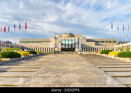 Seoul, Südkorea - 14. Oktober 2017: Fantastischer Blick auf das war Memorial of Korea. Touristen und Anwohner, die auf dem Außengelände spazieren gehen. Stockfoto