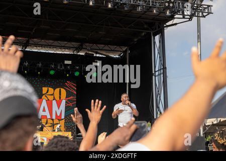 Baltimore, Maryland, USA. Juni 2024. Zuschauer sehen Big Daddy Kane beim AFRAM-Festival (African-American Food, Music, Arts and Crafts) am Samstag, den 22. Juni 2024 in Baltimore, Maryland. Baltimore erreichte 101 Grad und brach damit das bisherige Rekordhoch für das Datum 100, das 1988 aufgestellt wurde. (Eric Kayne/Zuma Press Images) @photokayne (Credit Image: © Eric Kayne/ZUMA Press Wire) NUR REDAKTIONELLE VERWENDUNG! Nicht für kommerzielle ZWECKE! Stockfoto