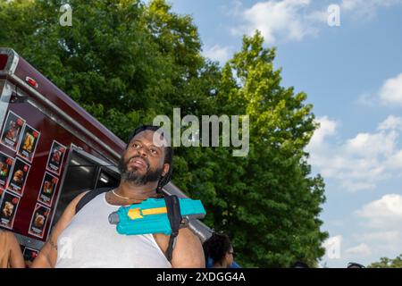 Baltimore, Maryland, USA. Juni 2024. A man Holsters a Water Pistol beim AFRAM Festival (African-American Food, Music, Arts and Crafts) am Samstag, den 22. Juni 2024 in Baltimore, Maryland. Baltimore erreichte 101 Grad und brach damit das bisherige Rekordhoch für das Datum 100, das 1988 aufgestellt wurde. (Eric Kayne/Zuma Press Images) @photokayne (Credit Image: © Eric Kayne/ZUMA Press Wire) NUR REDAKTIONELLE VERWENDUNG! Nicht für kommerzielle ZWECKE! Stockfoto