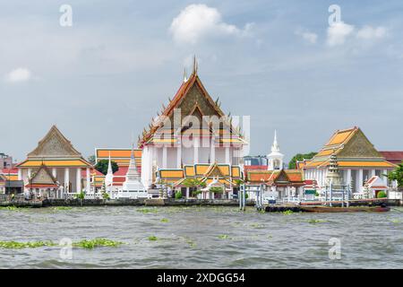 Traditionelles Segeln auf dem Chao Phraya Fluss in Bangkok, Thailand. Wat Kalayanamitr ist am Ufer sichtbar. Stockfoto