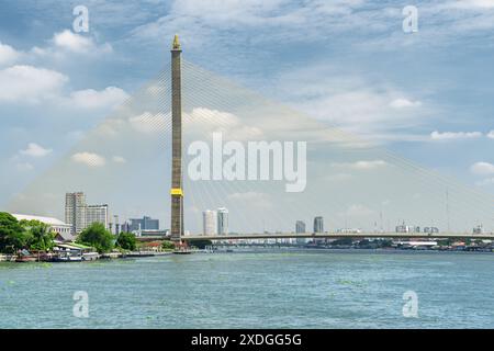 Wunderbarer Blick auf die Rama VIII Brücke über den Chao Phraya Fluss in Bangkok, Thailand. Wunderschönes Stadtbild. Stockfoto