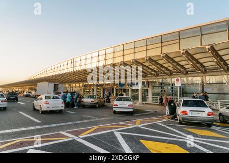 Teheran, Iran - 17. Oktober 2018: Eingang zur Abflughalle des internationalen Flughafens Teheran Imam Khomeini. Stockfoto