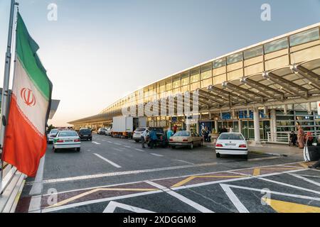 Teheran, Iran - 17. Oktober 2018: Eingang zur Abflughalle des internationalen Flughafens Teheran Imam Khomeini. Stockfoto