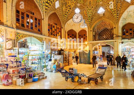 Teheran, Iran - 20. Oktober 2018: Wundervolle persische Architektur des Großen Basars. Die Decke ist mit Mosaiken dekoriert. Stockfoto