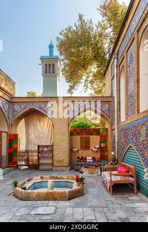 Teheran, Iran - 19. Oktober 2018: Schöner farbenfroher Innenhof des Golestan Palace. Traditionelles persisches Äußere. Stockfoto