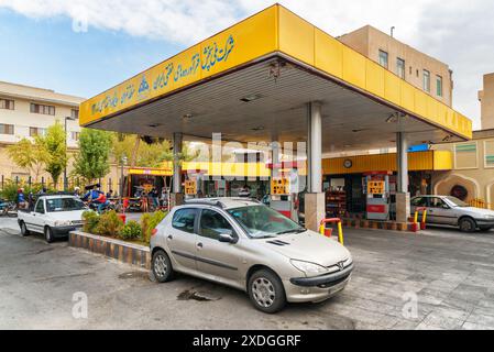 Teheran, Iran - 20. Oktober 2018: Tankstelle für Autos und Motorräder in der iranischen Hauptstadt. Stockfoto